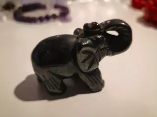 Figurka slona vybroušena z minerálního kamene, velikost 30x50 mm