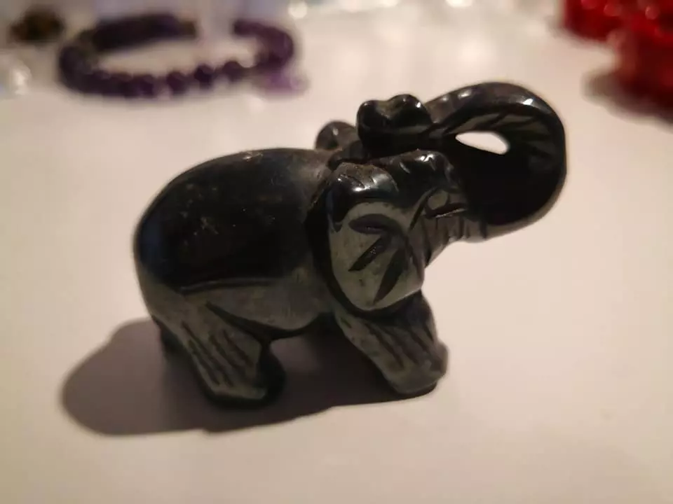 Figurka slona vybroušena z minerálního kamene, velikost 30x50 mm