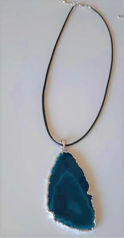 ACHÁT PLÁTEK V KOVU + KÚŽE NA KRK