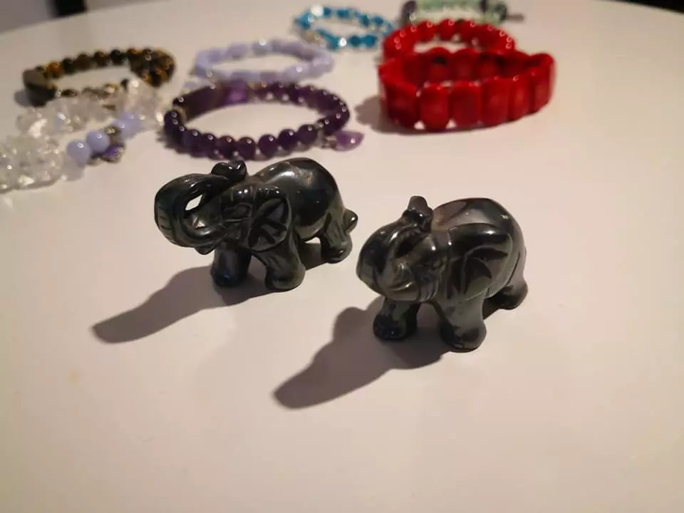 Figurka slona vybroušena z minerálního kamene, velikost 30x50 mm