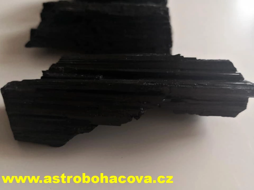 TURMALÍN ČERNÝ SUROVINA