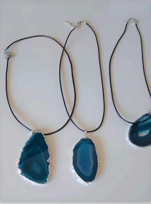 ACHÁT PLÁTEK V KOVU + KÚŽE NA KRK