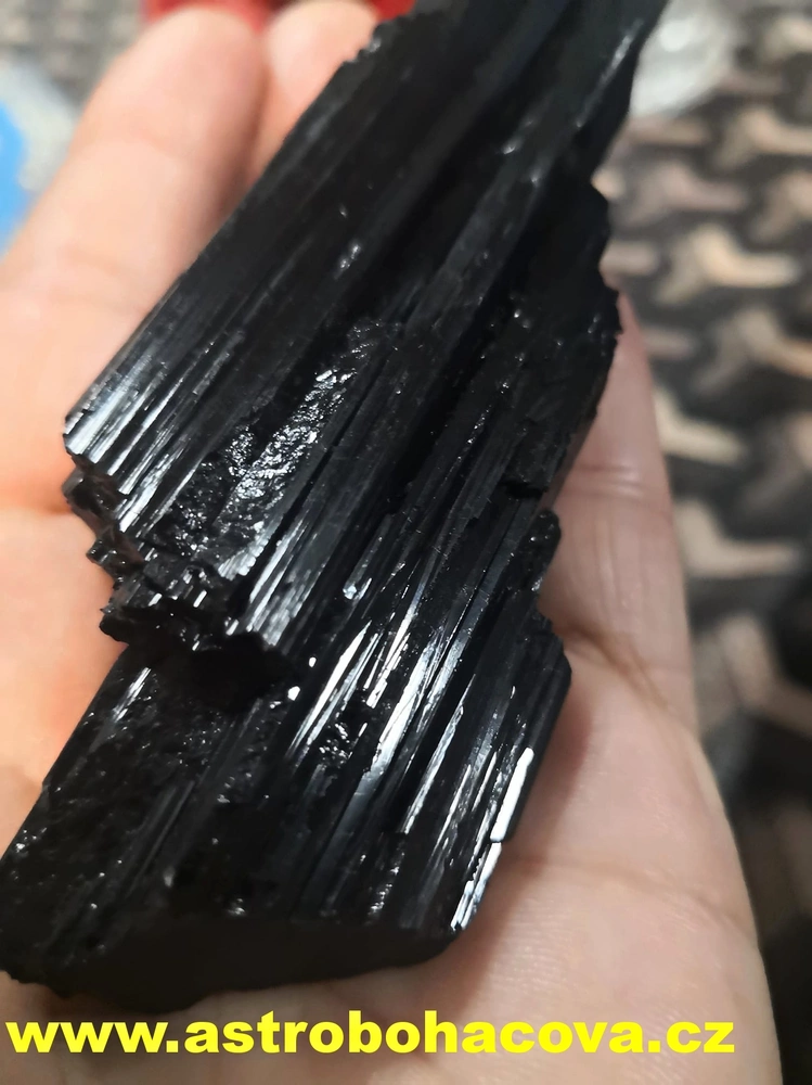 TURMALÍN ČERNÝ SUROVINA