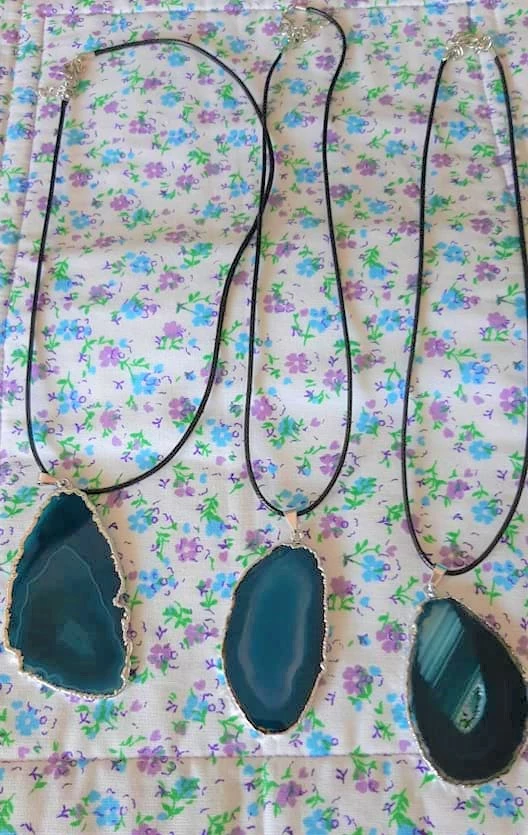 ACHÁT PLÁTEK V KOVU + KÚŽE NA KRK