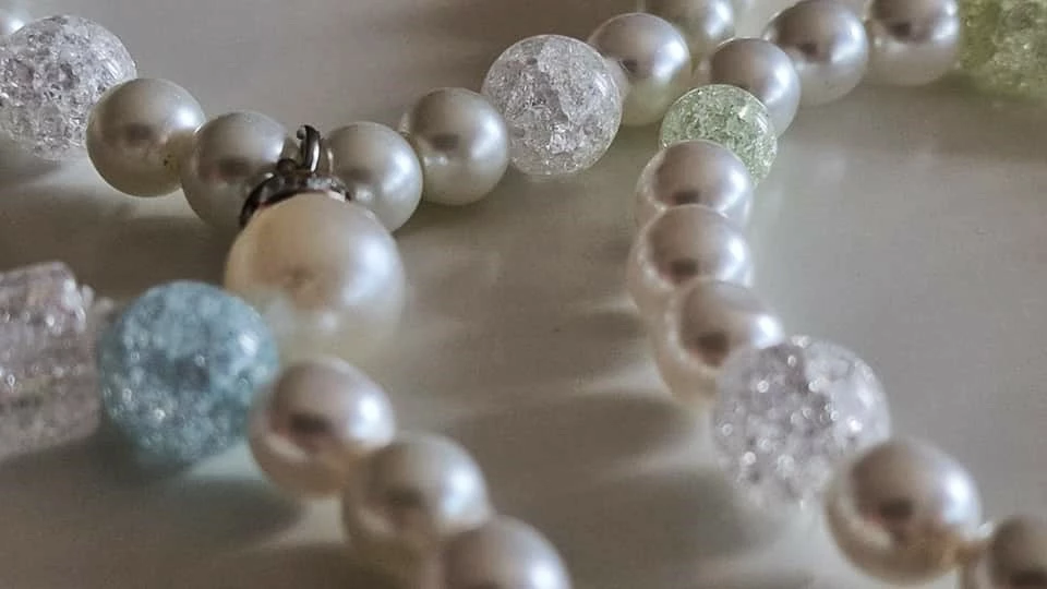 KORÁLKY, PUKANNÝ KŘIŠTÁL 